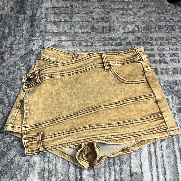 Stylish Tan Women's Shorts - Picture 3 of 7